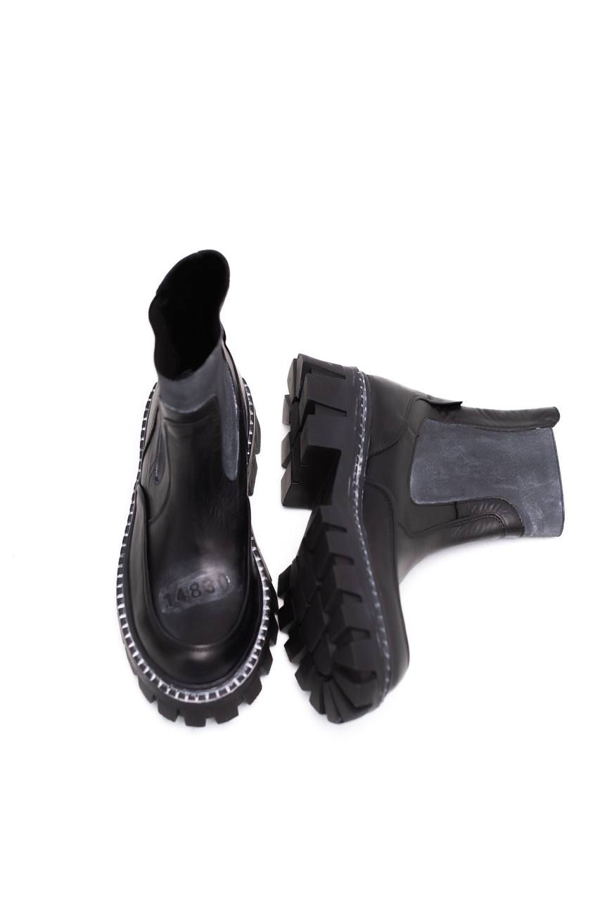 Жіночі чорні шкіряні черевики челсі з рельєфною масивною підошвою та еластичними вставками