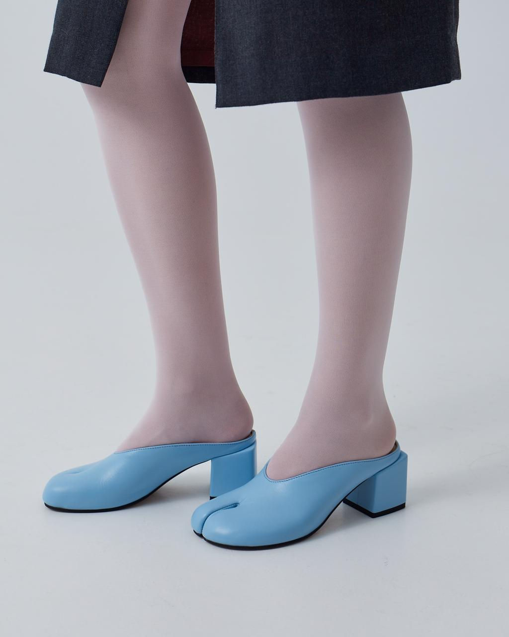 Блакитні жіночі сабо з розділеним носком табі на високому квадратному підборі.