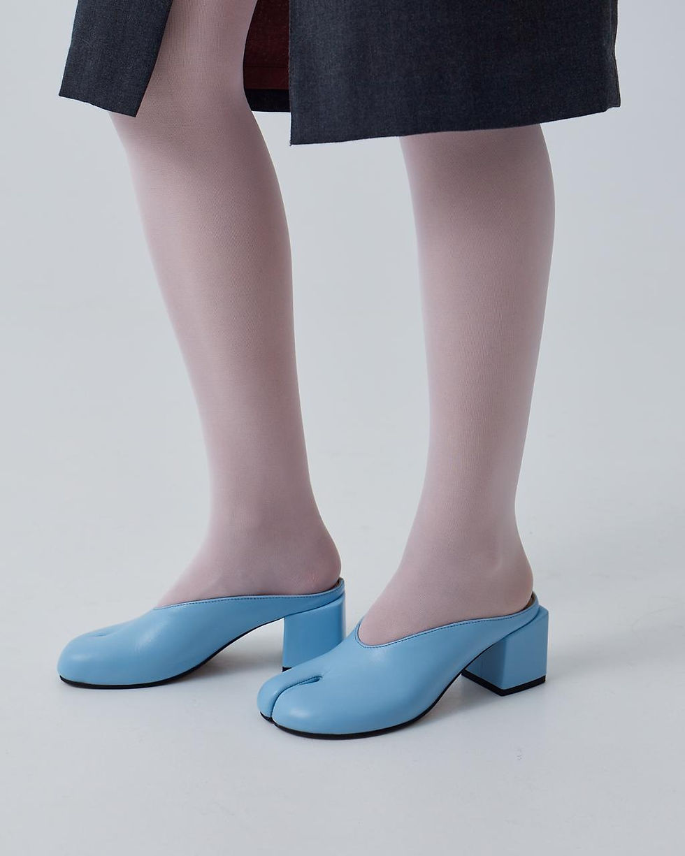 Блакитні жіночі сабо з розділеним носком табі на високому квадратному підборі.