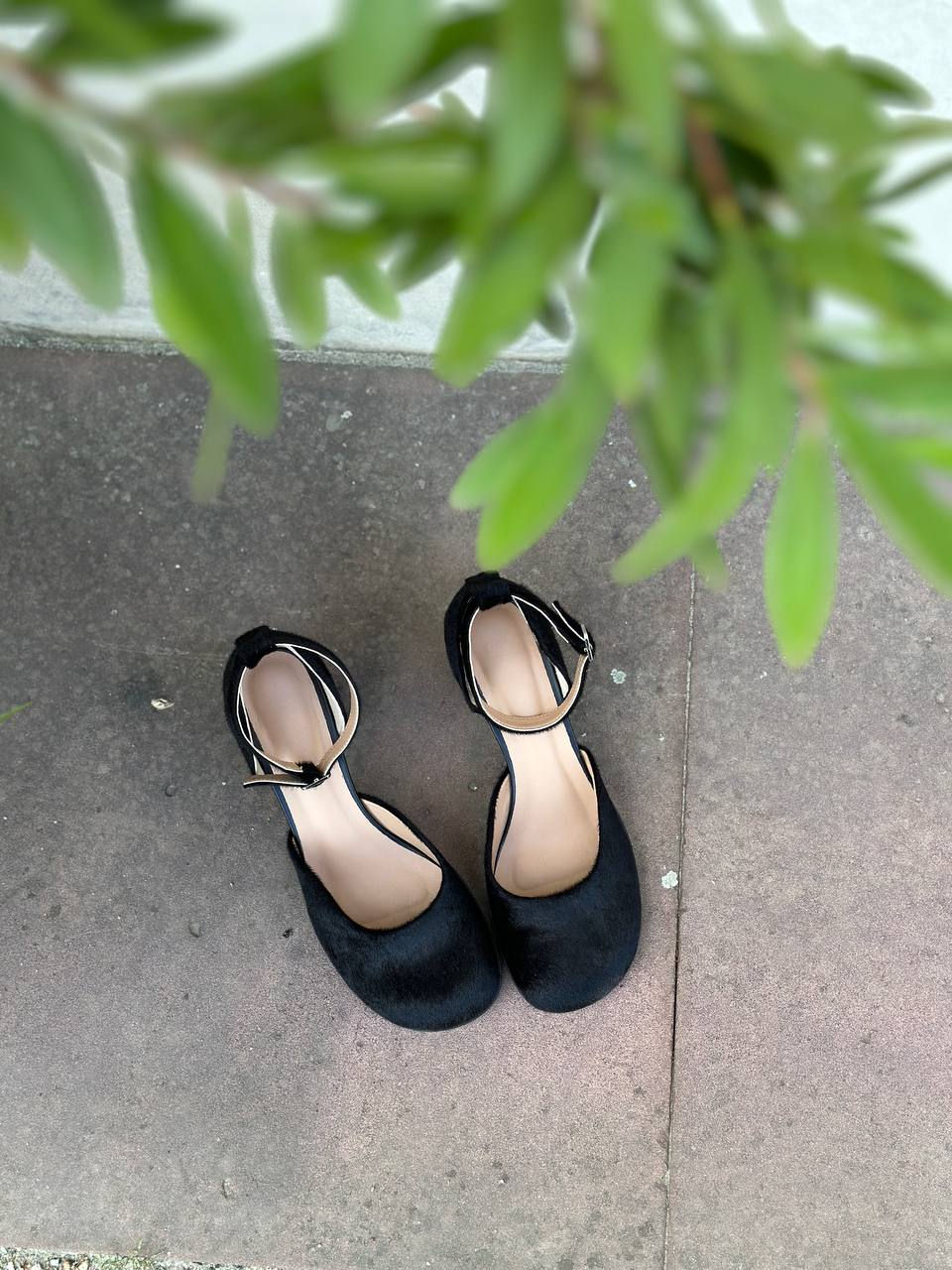 Thumbnail: The shoes are black