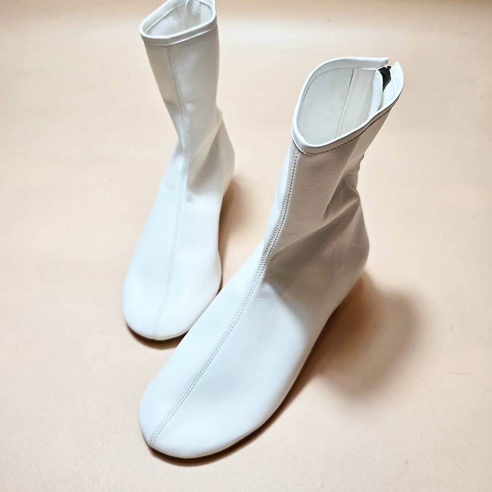 Thumbnail: Білі шкіряні ботильйони з загостреним носком і низьким каблуком kitten heels на світлому фоні