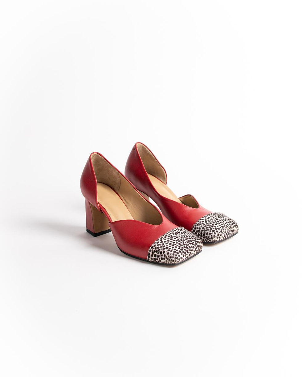 Червоні жіночі туфлі з натуральної шкіри з великою червоною квіткою на квадратному носку.