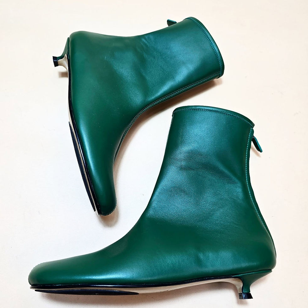 Зелені шкіряні ботильйони на низькому каблуці kitten heel