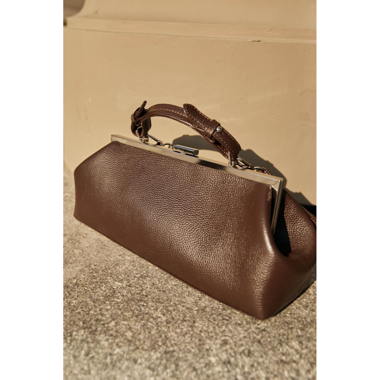 Коричнева сумка-рідікюль з металевою застібкою