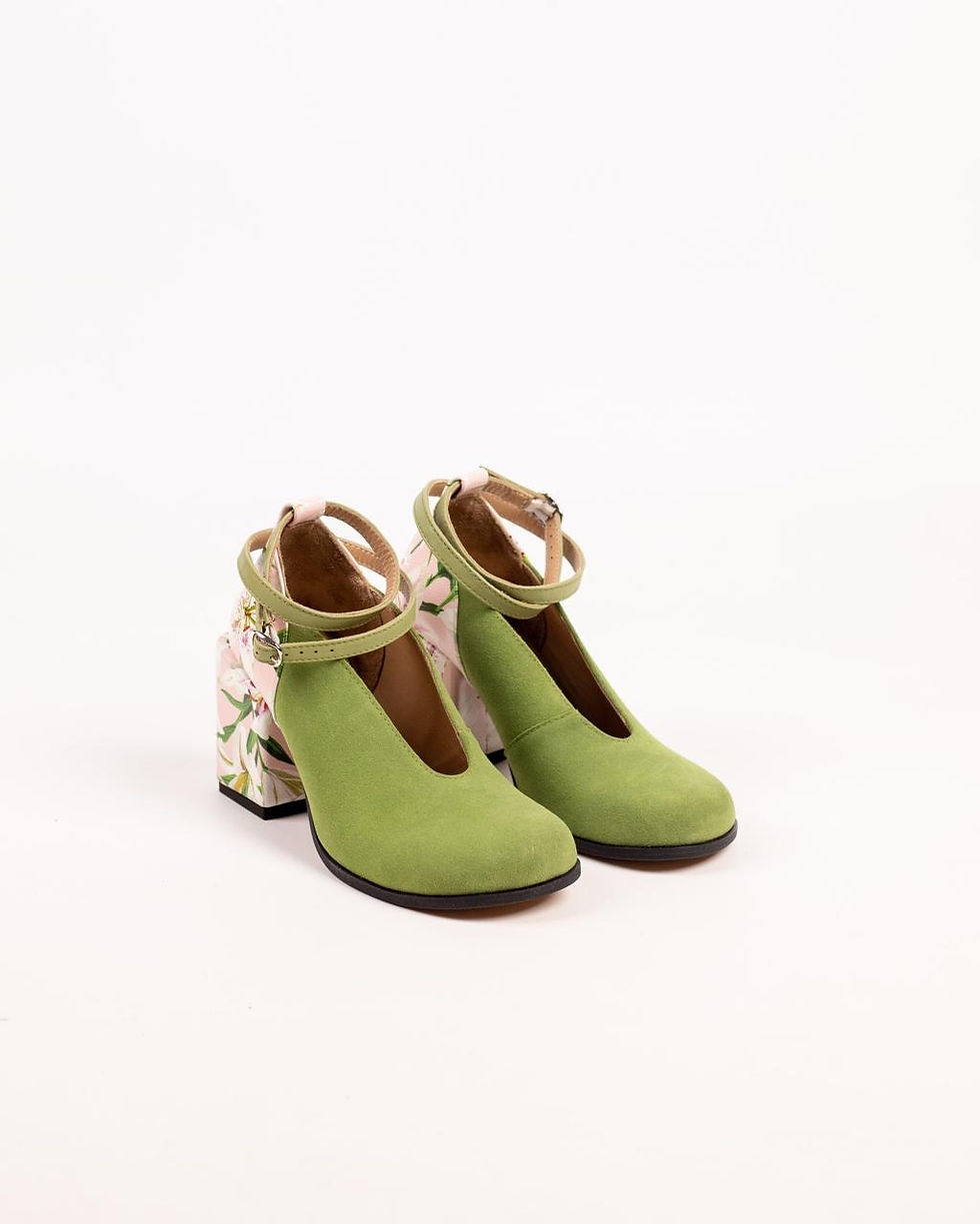 Оливкові замшеві туфлі на стійкому підборі з квітковим малюнком та тонкими ремінцями.