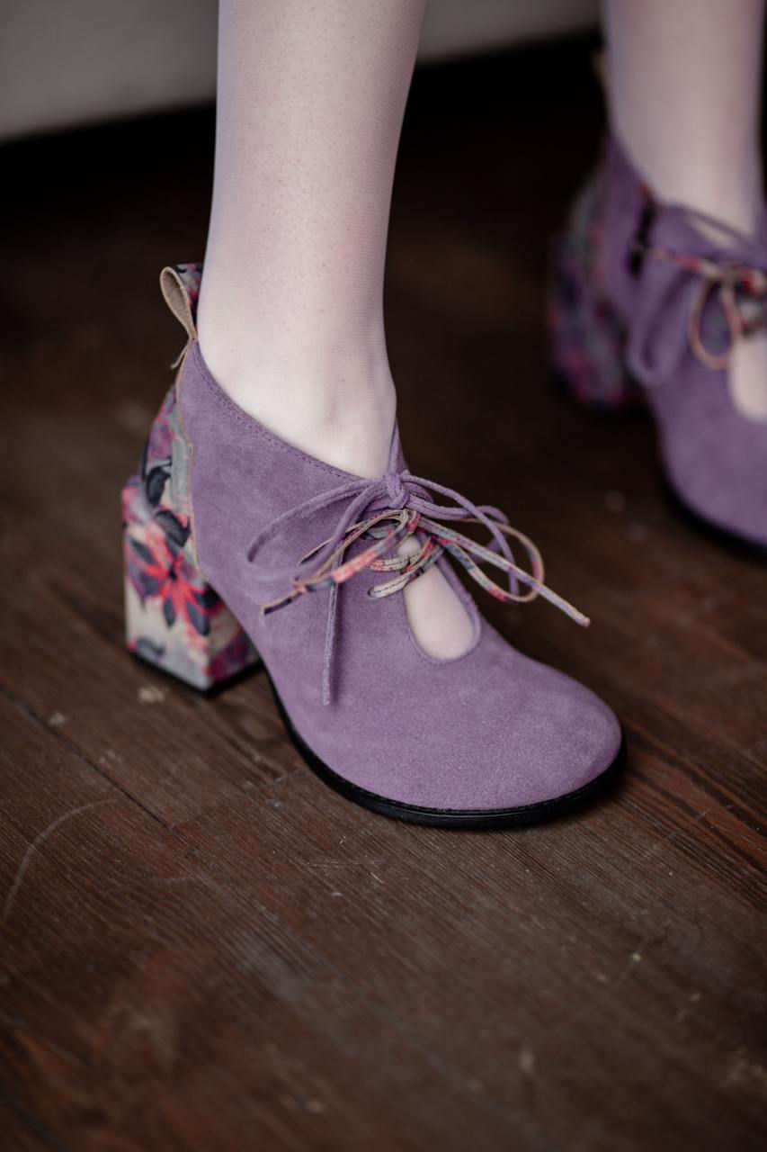 Thumbnail: Лавандові замшеві ботильйони з флористичним підбором і шнурівкою