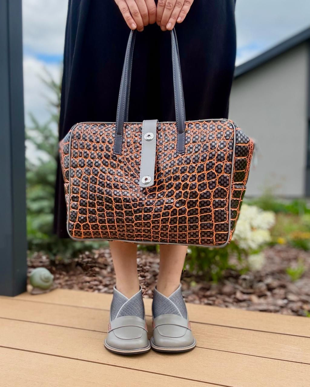 Жіноча темно-сіра сумка з тисненням під рептилію з оранжевими деталями, з довгими ручками, формат А4