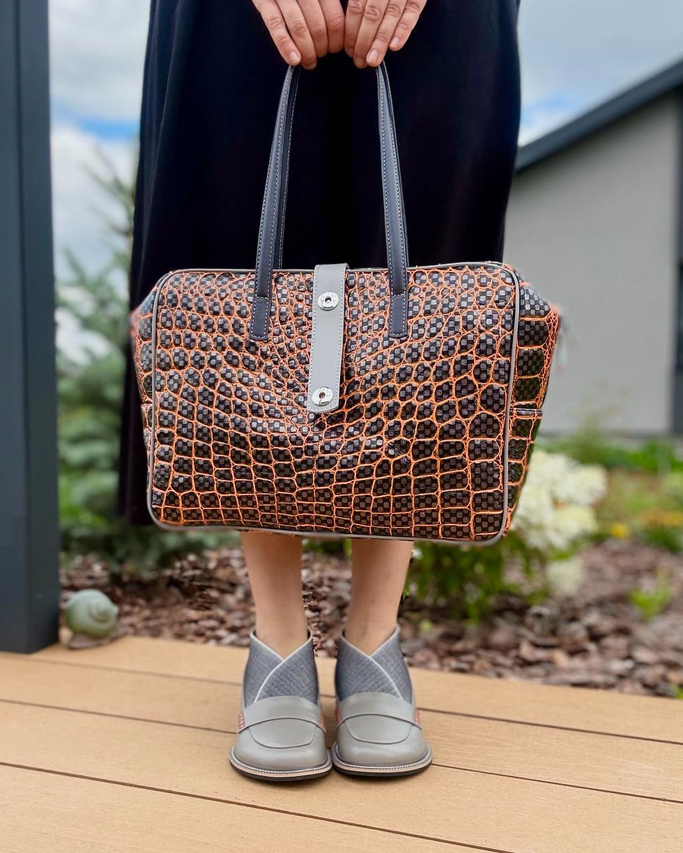 Жіноча темно-сіра сумка з тисненням під рептилію з оранжевими деталями, з довгими ручками, формат А4