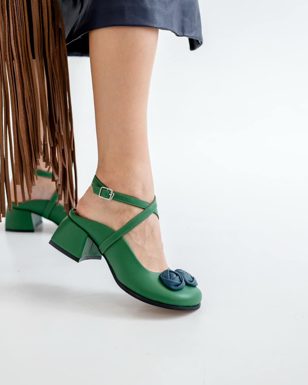 Clogs with webbing and roses