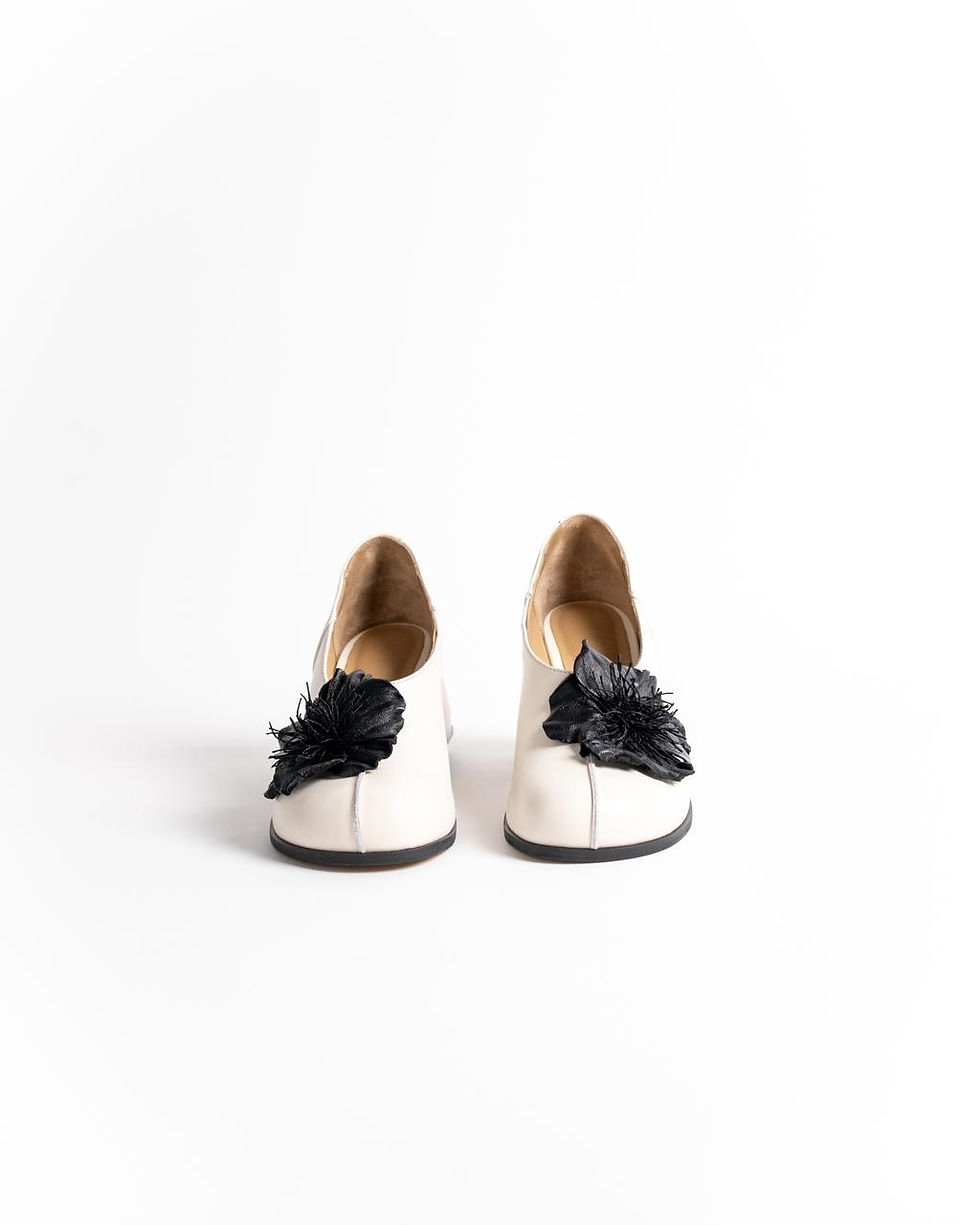 Прев'ю: Молочні шкіряні туфлі з анатомічною формою носка та великою червоною квіткою.