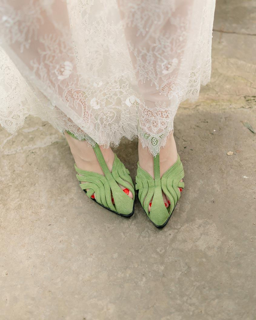 Miniatura: Zielone sandały retro z zakrytymi palcami na nodze, stylizacja z koronkową sukienką.