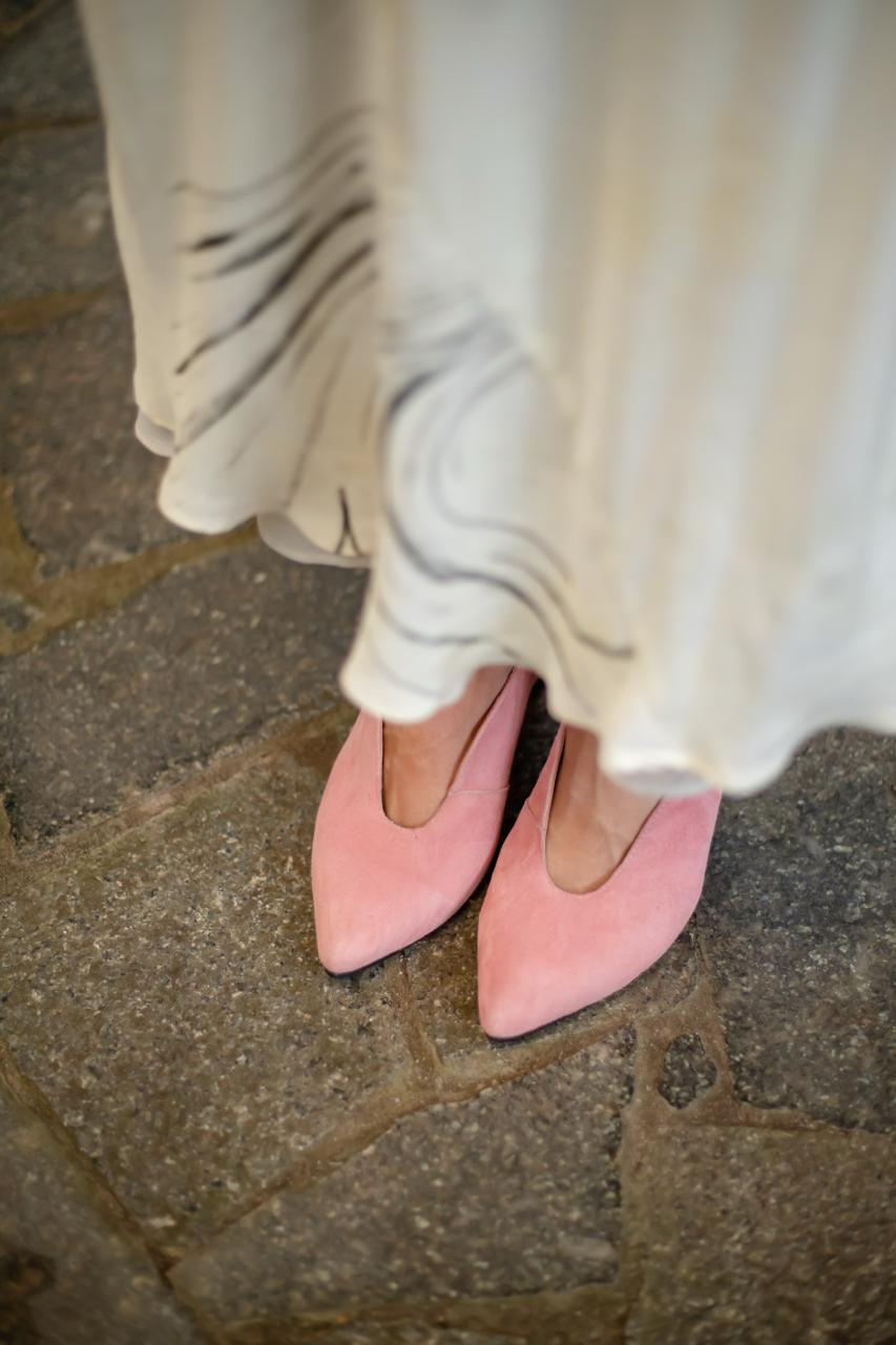 Miniatura: Różowe zamszowe szpilki Diva z głębokim wycięciem V-neck na białym tle.