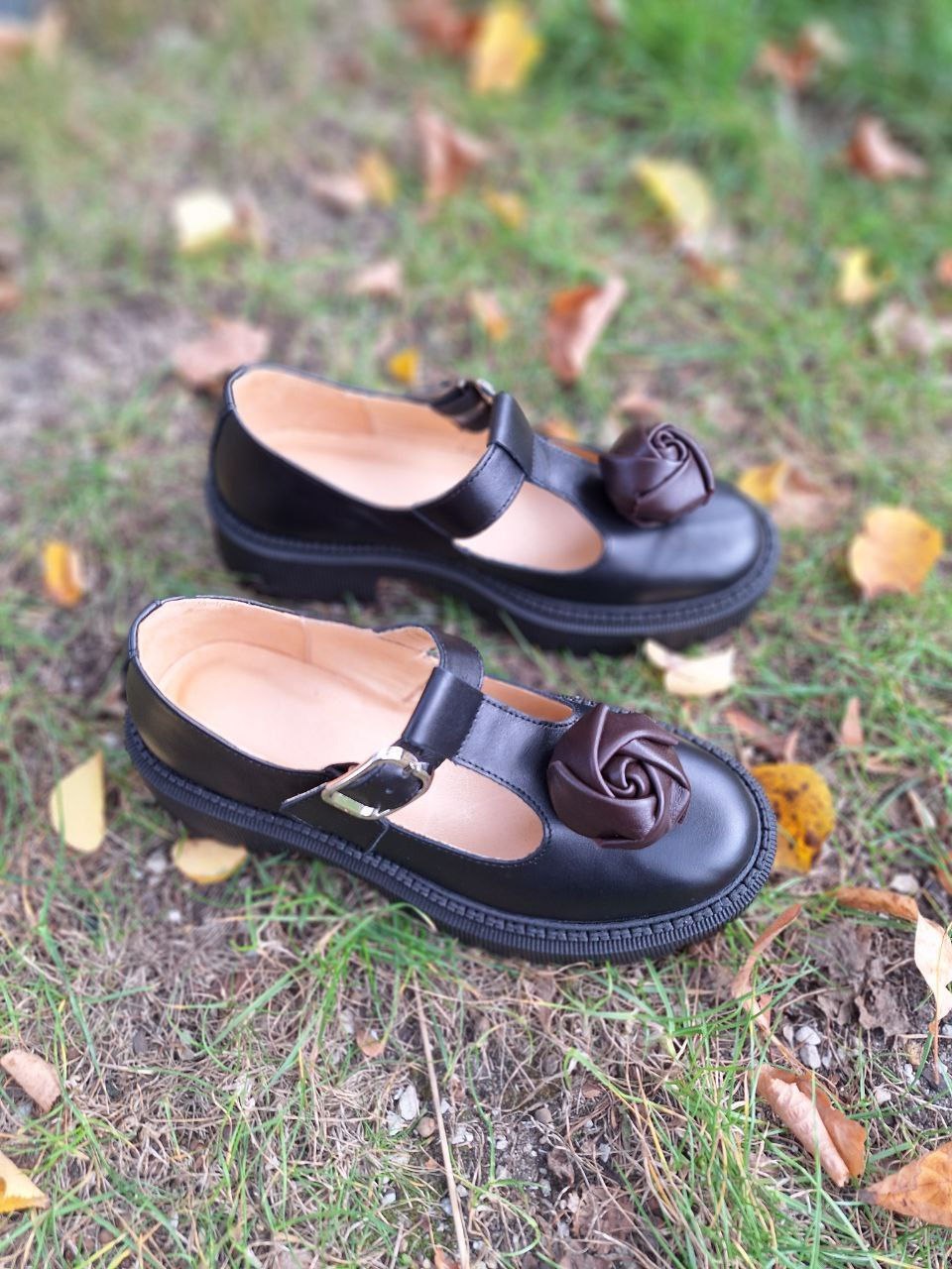 Thumbnail: Mary Jane shoes with roses