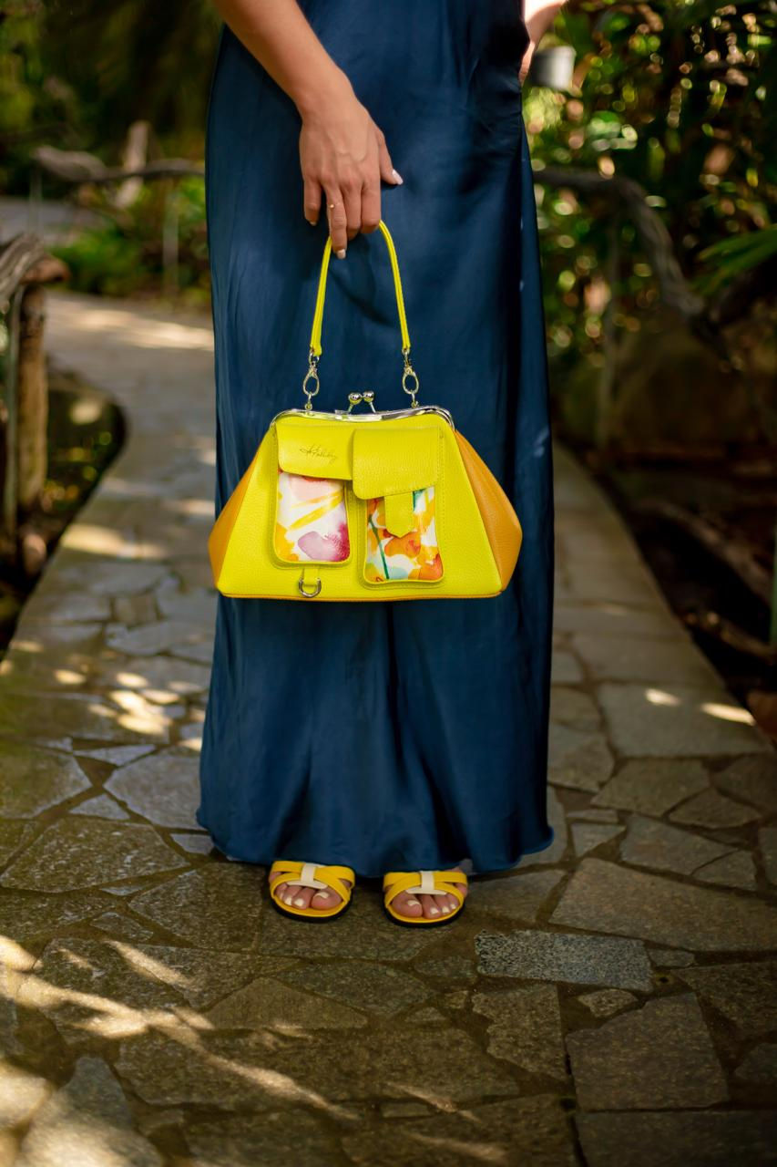 Thumbnail: Neonowa limonkowto-żółta torebka Daniel z kolorowym motywem kwiatowym na przednich kieszeniach.