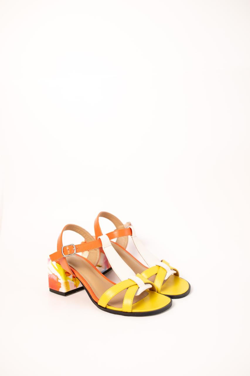 Прев'ю: Жіночі шкіряні босоніжки з переплетеними ремінцями та контрастною підошвою, представлені у різних кольорових комбінаціях.