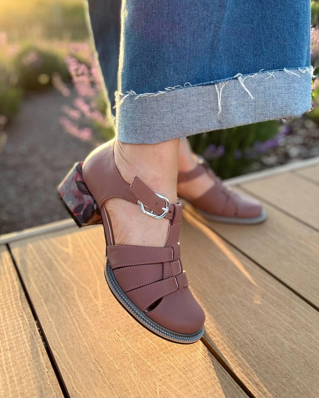 Жіночі босоніжки кольору tea rose з натуральної шкіри та декоративним флористичним каблуком