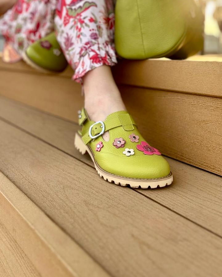 Прев'ю: Зелені шкіряні сабо з квітковим декором і ремінцем