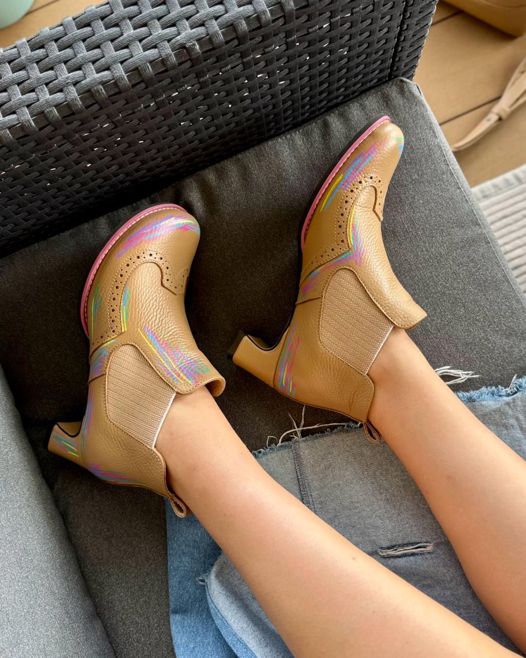 Бежеві жіночі челсі з натуральної шкіри з кольоровим декором на низькому каблуці