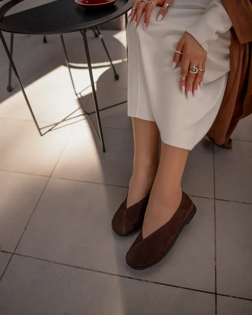 Жіночі балетки з натуральної шоколадної замші з м’яким квадратним миском, вигляд збоку на ногах