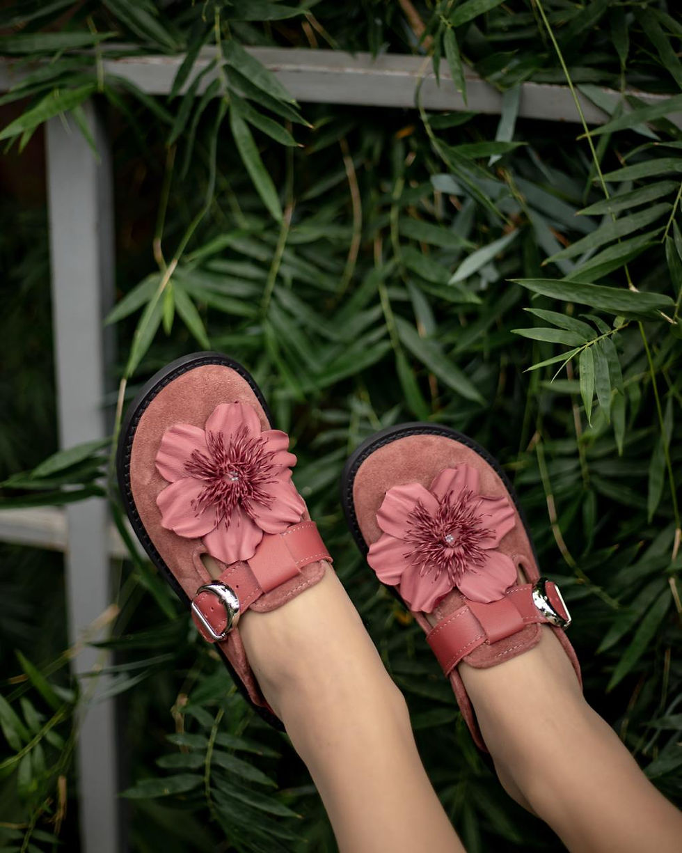 Thumbnail: Clogs with flowers