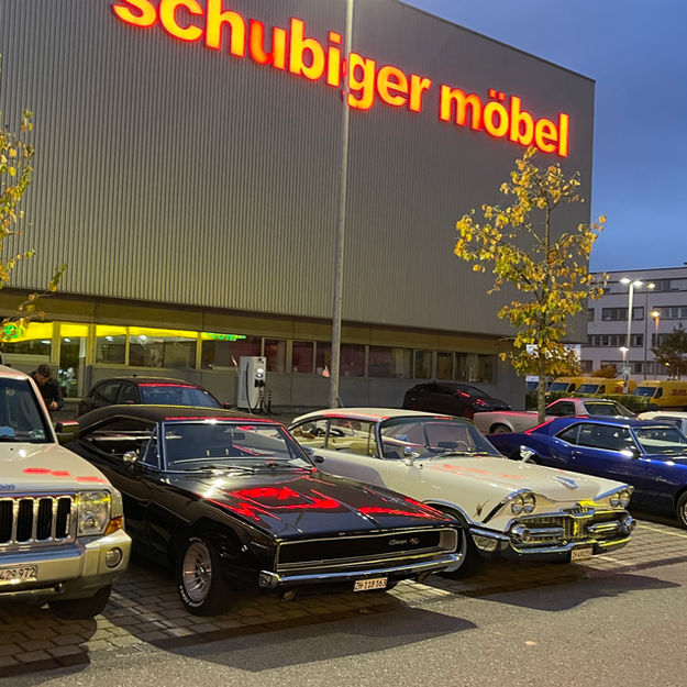 US-Car Meeting beim Burgerking Regensdorf (ZH), jeweils jeden ersten Freitagabend im Monat ab 18:00 Uhr.