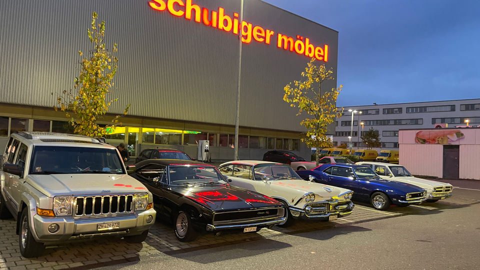 US-Car Meeting beim Burgerking Regensdorf (ZH), jeweils jeden ersten Freitagabend im Monat ab 18:00 Uhr.