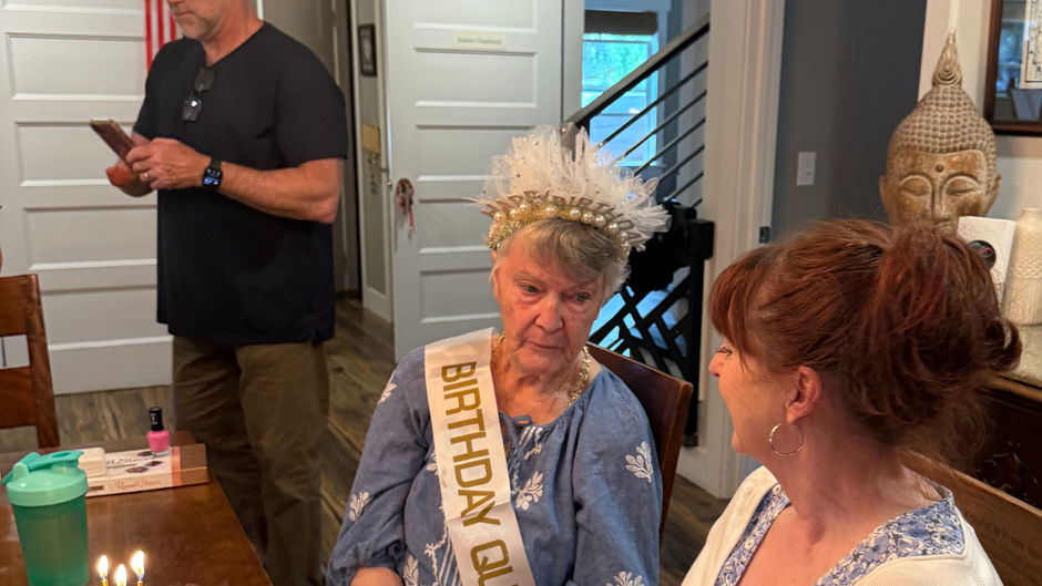Celebrating Together: Helping Loved Ones with Dementia Enjoy Parties and Special Occasions