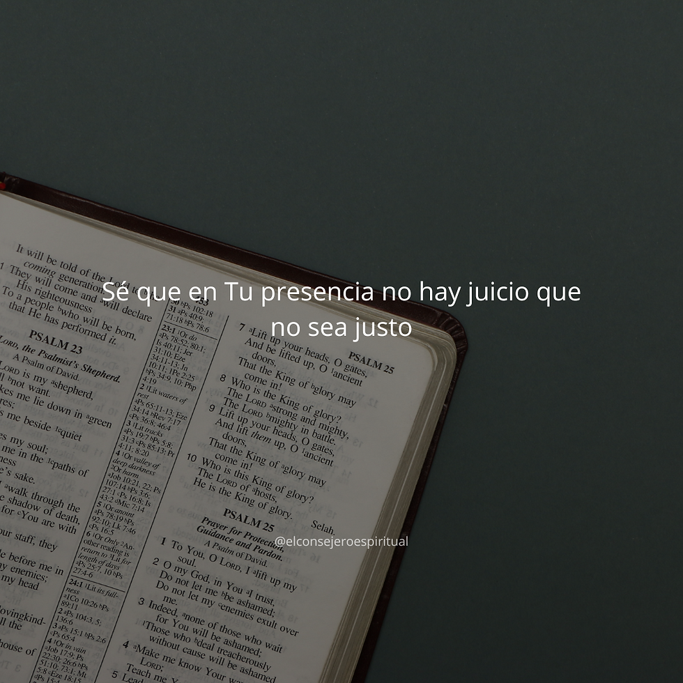 Biblia abierta con un fondo verde