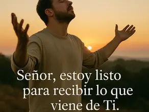 Un hombre levanta sus manos a Dios
