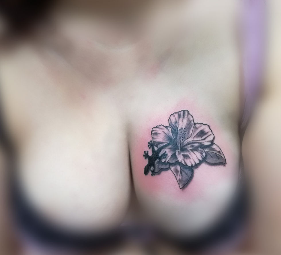 tatouage fleur poitrine