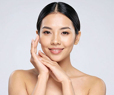 a woman with clear smooth skin without skin tag