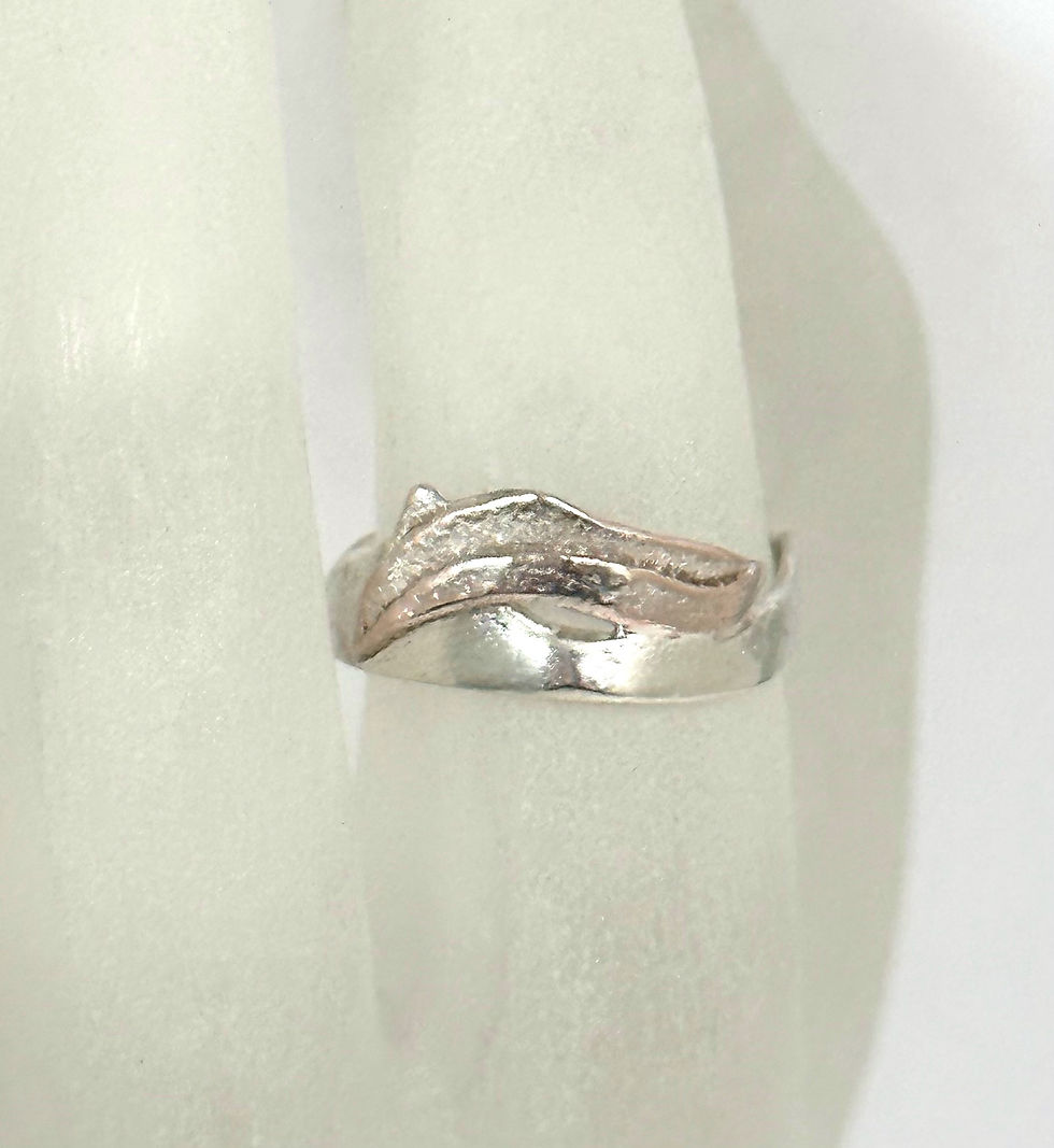 Thumbnail: Dolphin ring