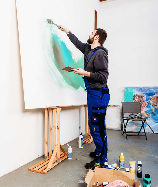 Der Künstler Baldur Galoor im Atelier beim Malen – er erforscht bewusst ganz im Stile des Supranaturalismus in seinem Fusionsrealismus die menschliche Existenz und ihre Beziehung zur kosmischen Ordnung.