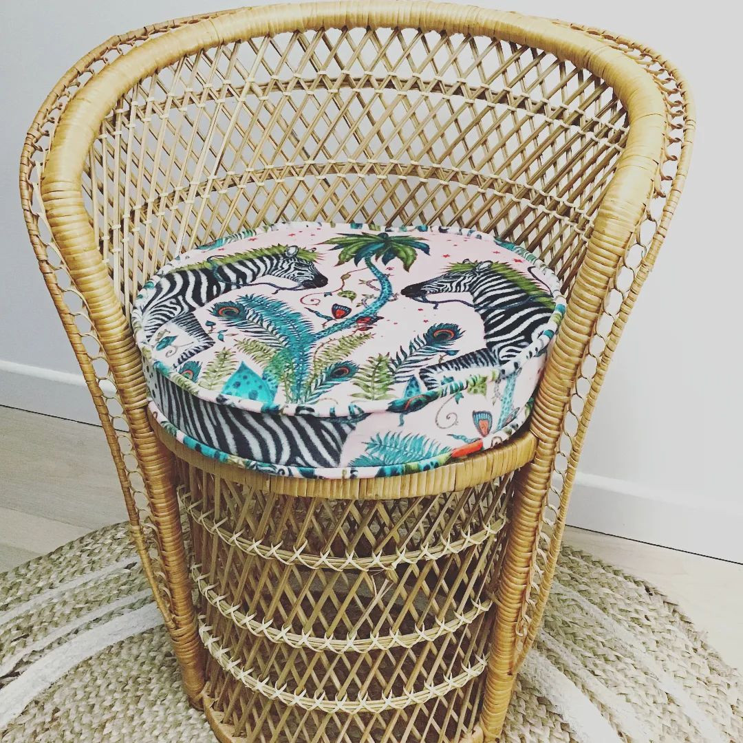 Fauteuil enfant en corolle et son coussin zèbre