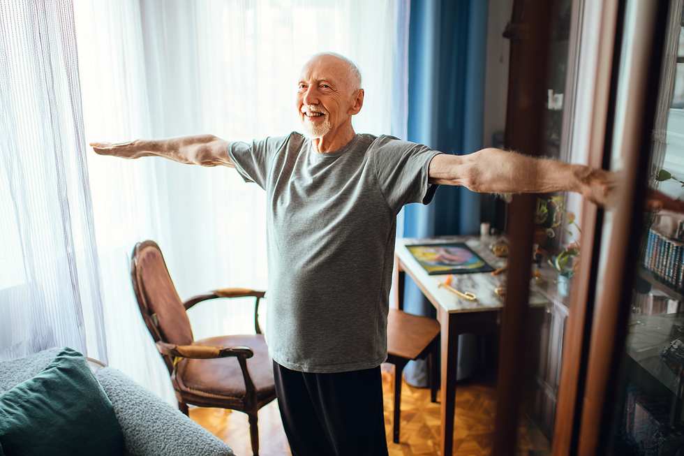 Homme âgé réalisant un exercice d’étirement pour rester en forme à domicile.