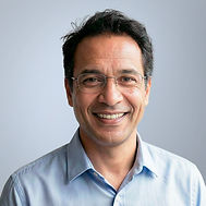 Homme d'une cinquantaine d'année, souriant et compréhensif