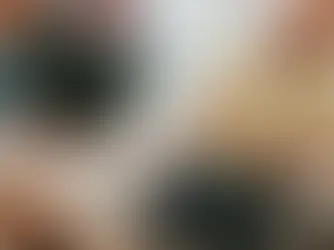 Senior plâtré après une chute à domicile, illustrant l'importance d'anticiper l'adaptation de son logement. 