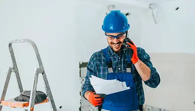 Artisan Groupe Ravel sur un chantier de travaux d’adaptation, spécialisé dans l’aménagement de logements pour personnes âgées et personnes à mobilité réduite.