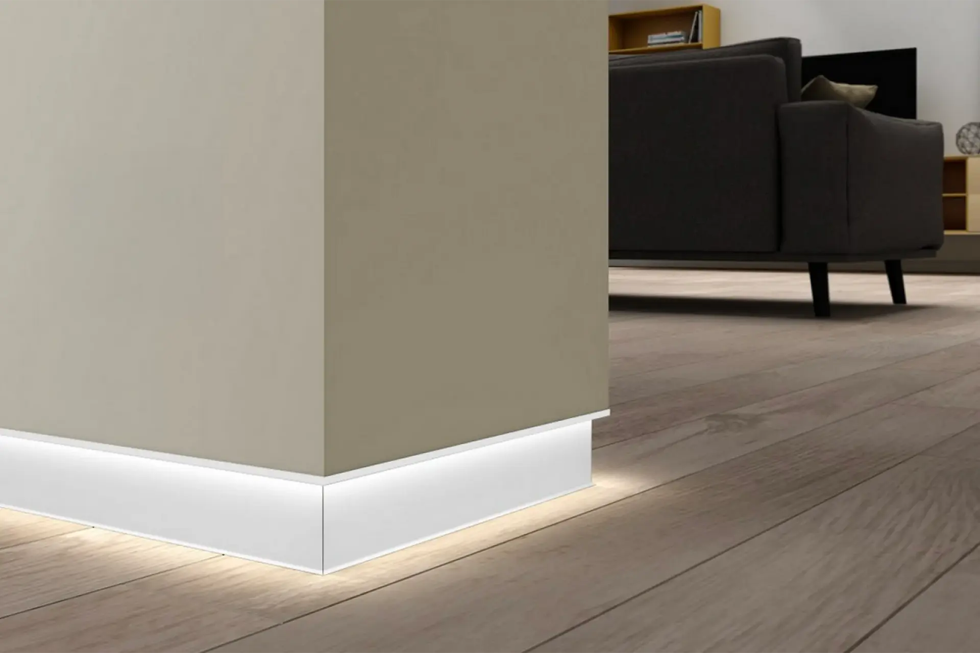 Plinthe lumineuse LED installée dans un angle de mur, assurant un repérage sécurisé la nuit pour les seniors et personnes à mobilité réduite.
