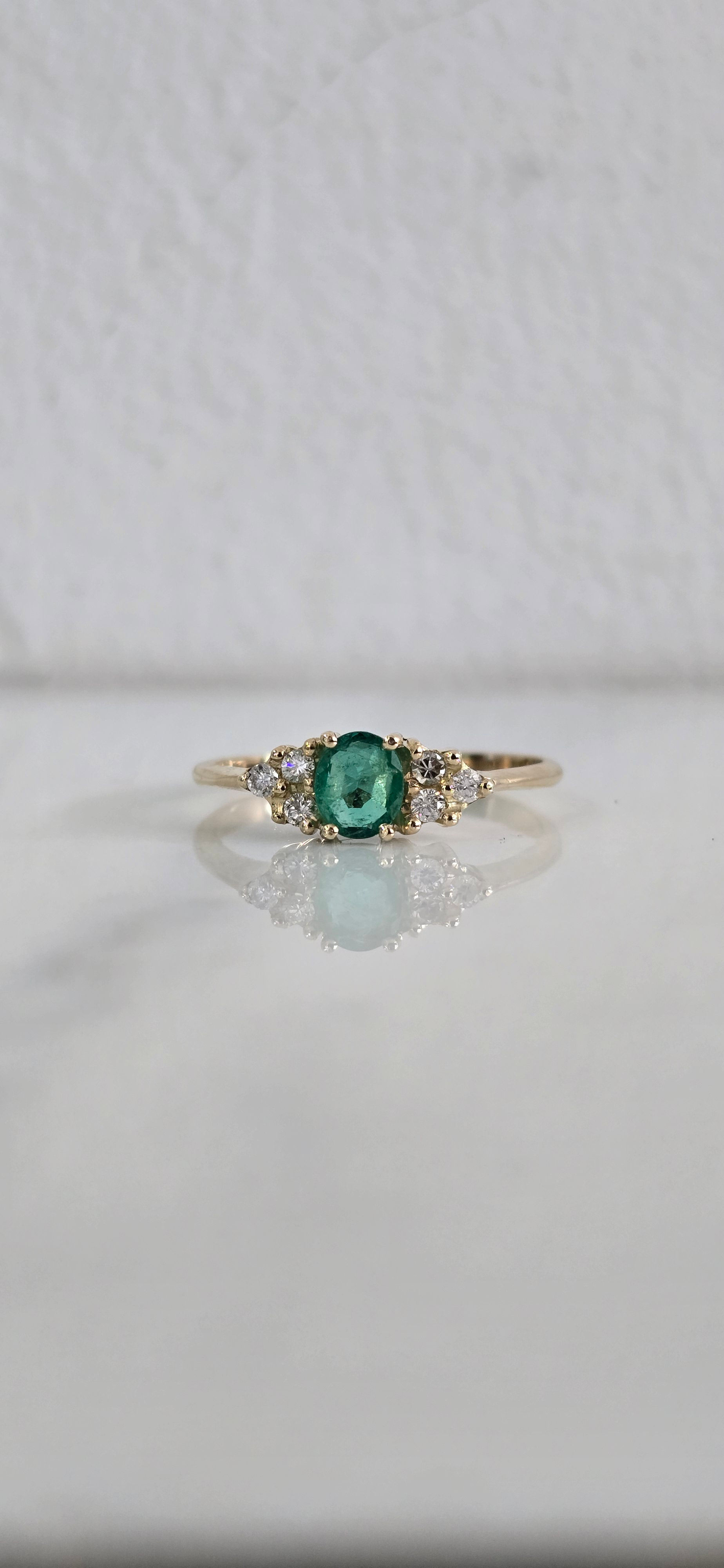 Anillo esmeralda y diamantes T7