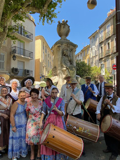 Tambourinailles devant fontaine Pascale 2.jpg