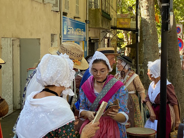Femmes en habit traditionnel.jpeg