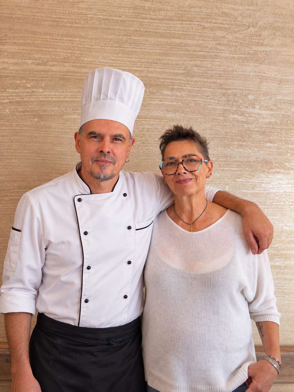 Ritratto in cucina con chef e compagna.png