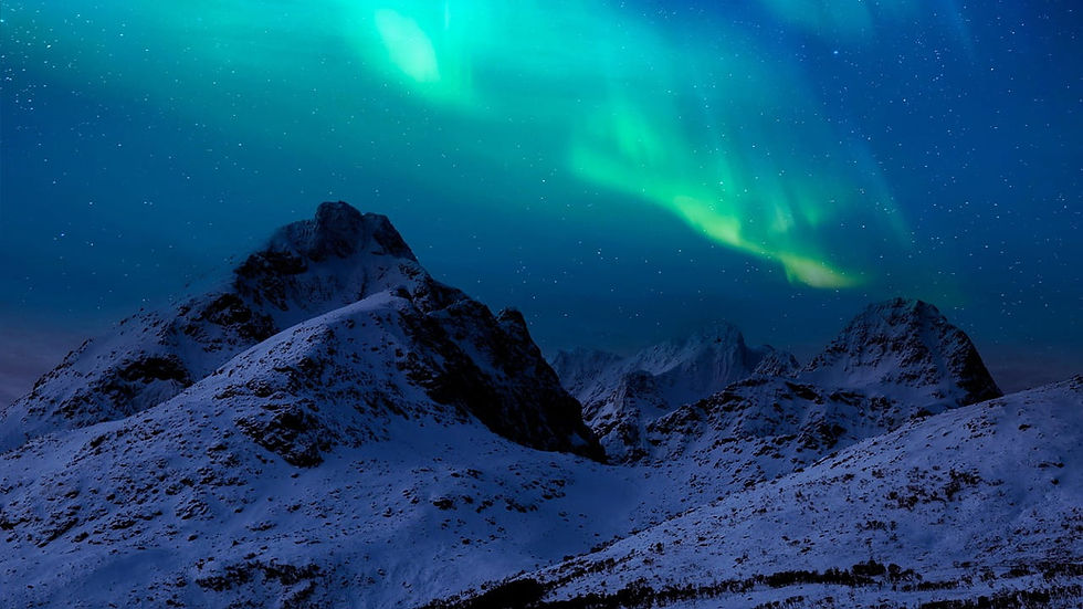 Schneebedeckte Berge unter grünem Polarlicht am sternklaren Nachthimmel auf den Lofoten, ruhig und magisch.