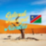 Wüste mit abgestorbenen Bäumen vor Sanddünen, blauer Himmel. Text: "Optimale Reisezeit Namibia" neben namibischer Flagge.