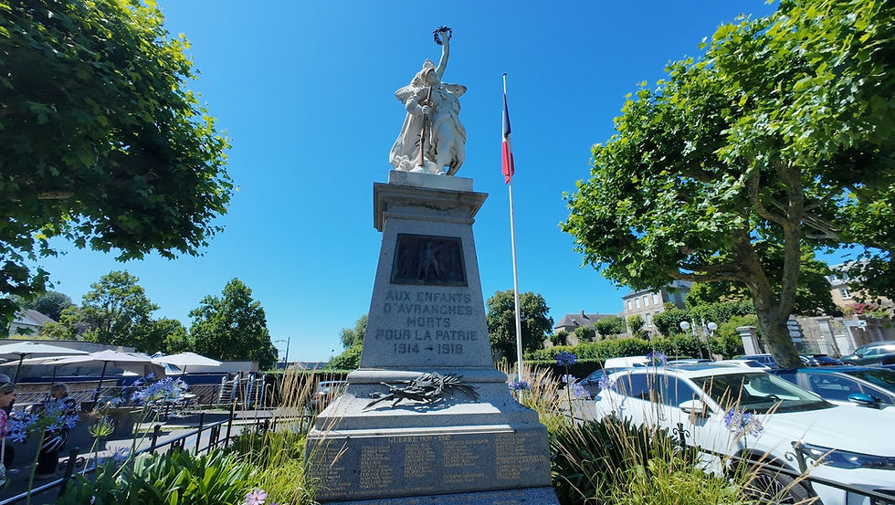 Kriegerdenkmal mit Statue und Inschrift "AUX ENFANTS D'AVRANCHES MORTS POUR LA PATRIE 1914-1918" bei blauem Himmel, umgeben von Bäumen. Reiseziel Avranches, Innenstadt