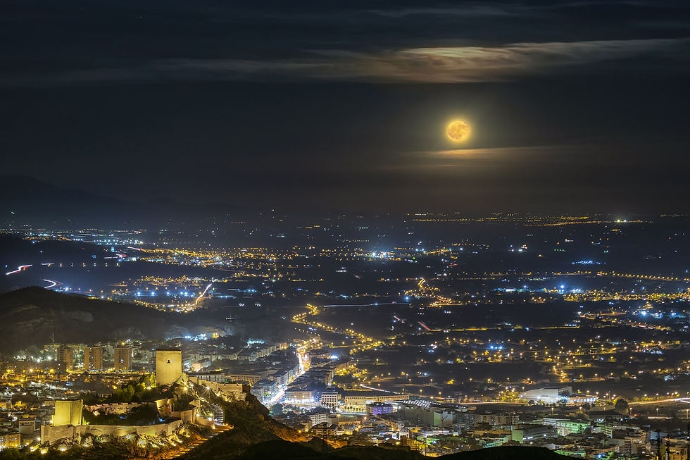 Murcia bei Nacht mit Vollmond