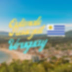 Stadtansicht am Strand unter blauem Himmel. Text "Optimale Reisezeit Uruguay" in gelb und blau, Uruguay-Flagge rechts.