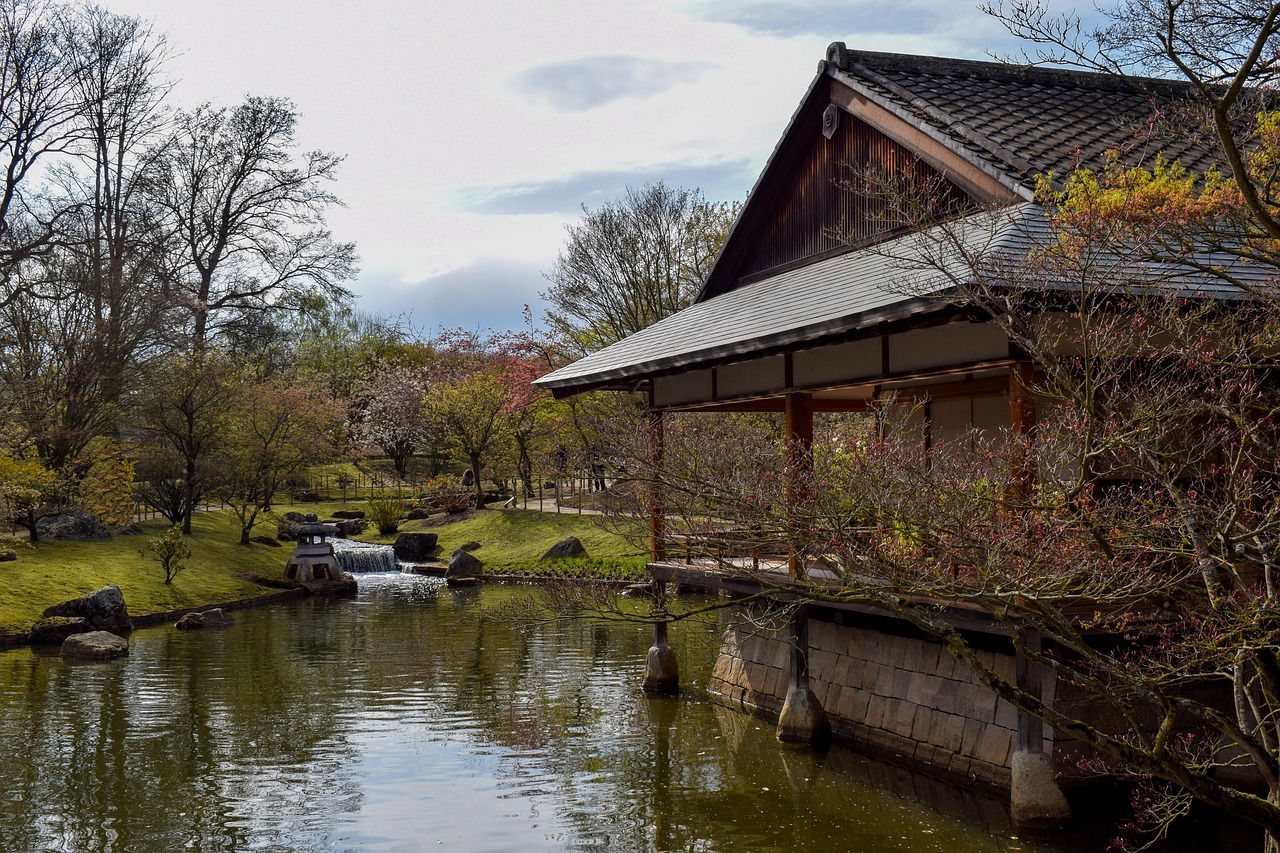 Japanischer Garten Hasselt Haus mit Teich und Wasserlauf.