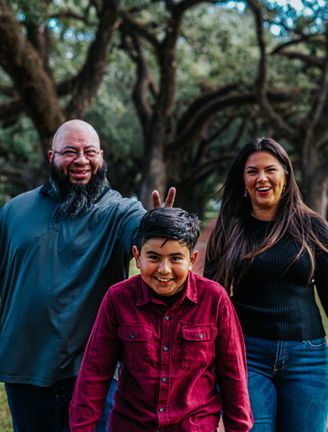 Family photo session in the Southampton Live Oaks near Rice University shot by Crave Media
